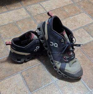 On Cloud Women's size 9 Running Shoes